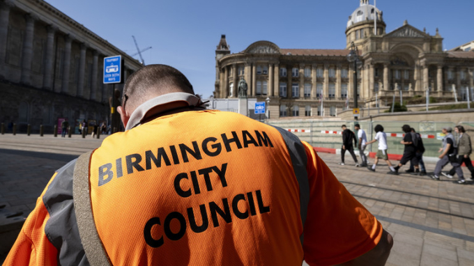 Hội đồng thành phố Birmingham thực hiện công việc thu gom rác thải đối diện tòa nhà Tòa thị chính thành phố ở Quảng trường Victoria tại Birmingham, Vương quốc Anh vào ngày 5/9/2023. Ảnh: Getty
