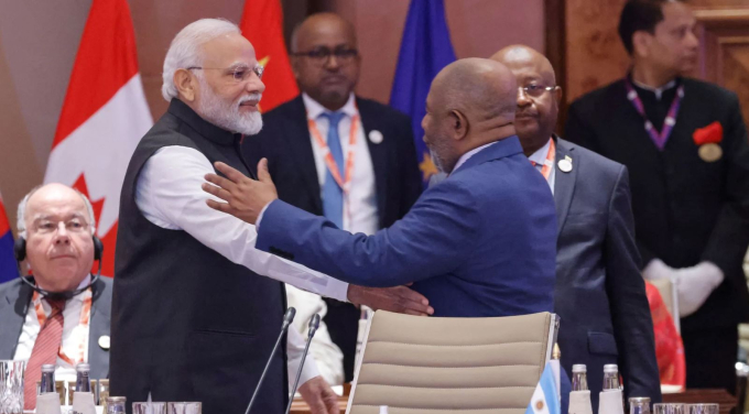 Thủ tướng Ấn Độ Modi (trái) chào đón Chủ tịch luân phiên Liên Hiệp Châu Phi Assoumani chính thức được mời vào ghế các thành viên thường trực G20.