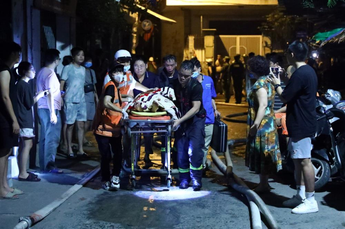 Nạn nhân vụ cháy chung cư mini ở Thanh Xuân được đưa khỏi hiện trường (Ảnh: Bộ Công an)