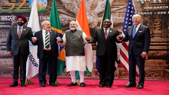   Từ trái sang, Chủ tịch Ngân hàng Thế giới Ajay Banga, Tổng thống Brazil Luiz Inacio Lula da Silva, Thủ tướng Ấn Độ Narendra Modi, Tổng thống Nam Phi Cyril Ramaphosa và Tổng thống Mỹ Joe Biden chụp ảnh chung tại Hội nghị thượng đỉnh G20, ở New Delhi, Ấn Độ. Ảnh: AP  