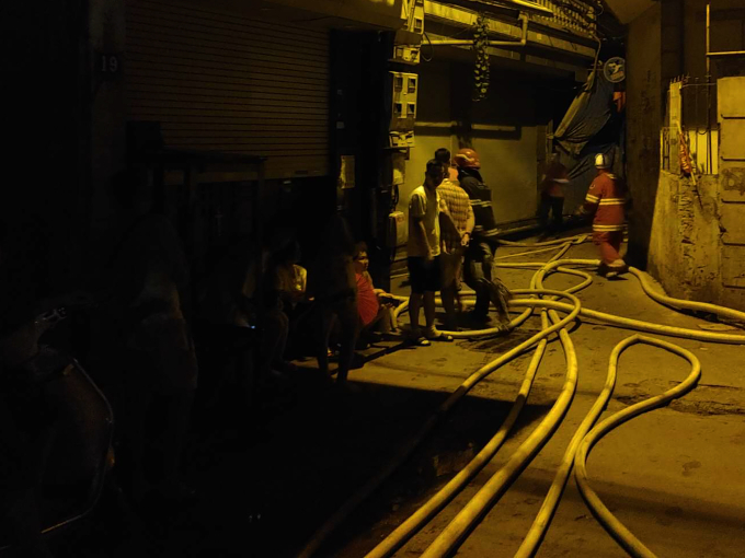 Lực lượng PCCC đã phải kéo hàng trăm mét ống dẫn và nhiều dụng cụ qua con ngõ hẹp để vào toà chung cư xảy ra cháy (Ảnh: Bộ Công an)