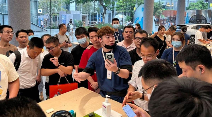 Một nhân viên giới thiệu mẫu điện thoại Huawei Mate 60 mới cho khách hàng tại cửa hàng Huawei ở Thâm Quyến, tỉnh Quảng Đông, Trung Quốc vào ngày 30/8/2023. Ảnh: Reuters