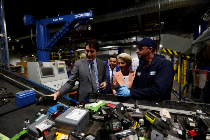 Thủ tướng Canada Justin Trudeau và Chủ tịch EC Ursula von der Leyen, cùng Chủ tịch kiêm Giám đốc điều hành Li-Cycle Ajay Kochnar tham quan công ty tái chế pin lithium-ion Li-Cycle ở Kingston, Ontario, Canada ngày 7/3/2023. Ảnh: Reuters