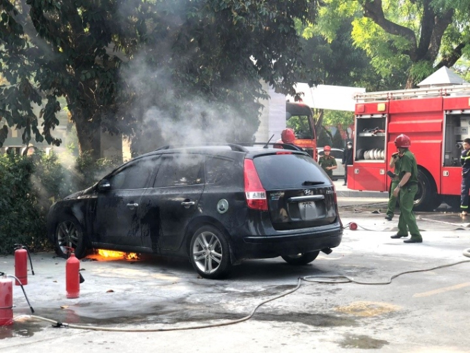 Xe ô tô đang đỗ trong sân bất ngờ bốc cháy vào 24/4 vừa qua tại Nghệ An (Ảnh: VTC News)
