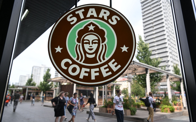   Logo của Stars Coffee - thương hiệu thay thế Starbucks - vẫn có hình nàng tiên cá nhưng có chiếc mũ đội đầu kiểu Nga. Ảnh: AFP  