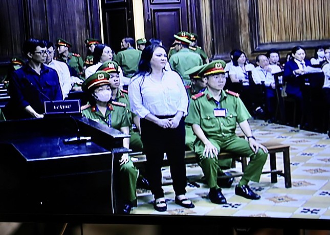 Bà Phương Hằng cùng các bị cáo tại phiên tòa ngày 21/9/2023