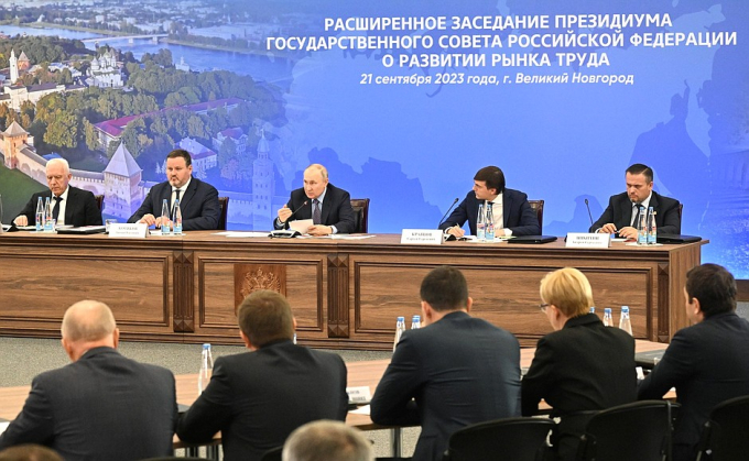 Tổng thống Putin họp với các quan chức Nga hôm 21/9. Ảnh: Điện Kremlin