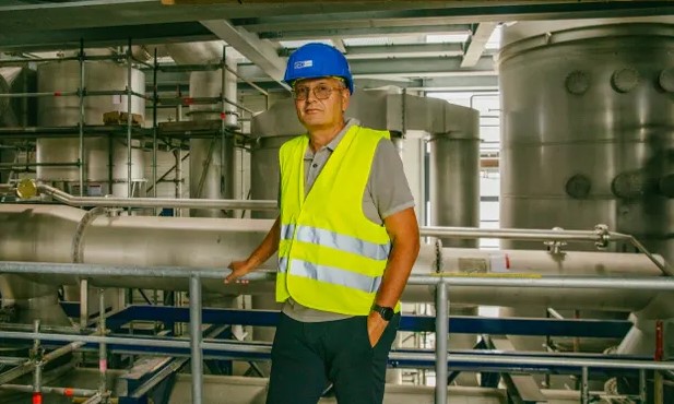  Stefan Scherer - Giám đốc điều hành của AMG Lithium tại nhà máy mới ở Bitterfeld-Wolfen, nơi dự kiến sản xuất loại pin lithium đầu tiên ở EU vào cuối năm nay. Ảnh: The Observer  