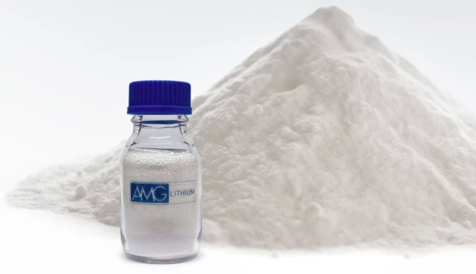 Lithium là một chất màu trắng bạc trông giống như tinh thể đường ở dạng khô. Ảnh: AMG Lithium