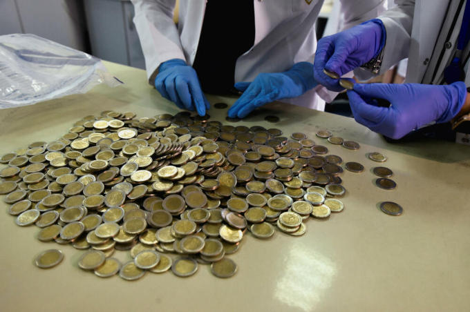 Đồng xu 2 euro giả trong phòng thí nghiệm pháp y ở Pristina, Kosovo. Ảnh: Reuters