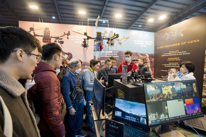 Gian trưng bày Realtime Robotics tại Triển lãm Quốc phòng Việt Nam 2022 thu hút khách tham quan với sự xuất hiện của mẫu UAV Hera (Ảnh: VTC News)