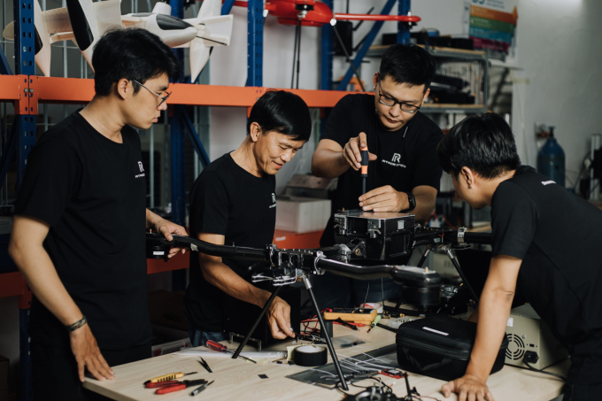 Tiến sĩ Lương Việt Quốc cùng các kỹ sư của Realtime Robotics lắp ráp một mẫu UAV do công ty phát triển (Ảnh: Người lao động)