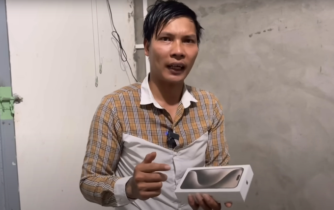Lộc Fuho quay clip review Iphone 15 Pro Max