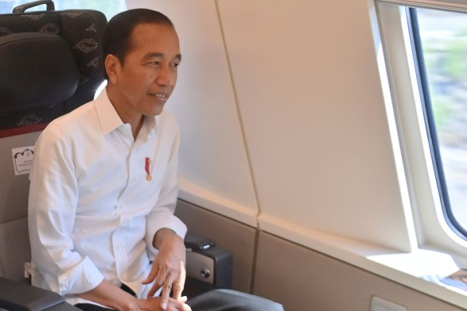   Tổng thống Indonesia Joko Widodo trải nghiệm tàu cao tốc trong chuyến thử nghiệm ở Jakarta. Ảnh: AP  