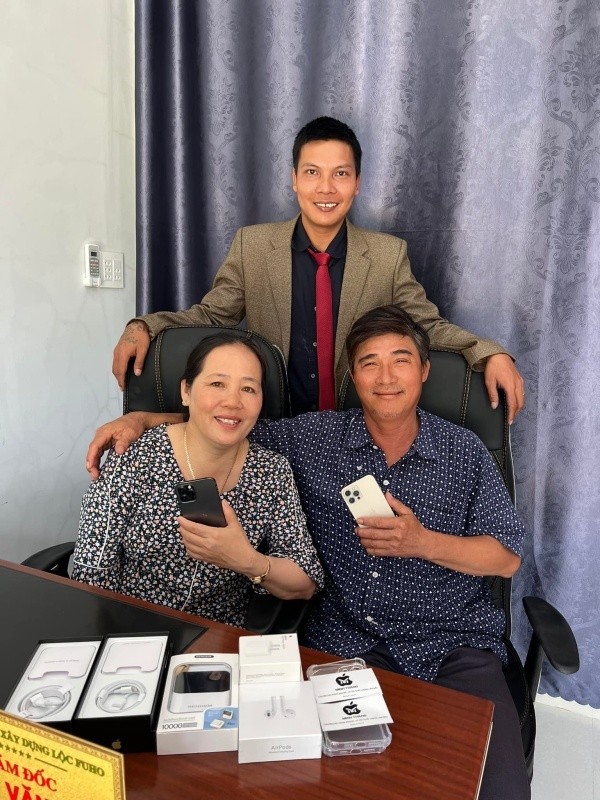 Lộc Fuho mua điện thoại tặng bố mẹ vợ