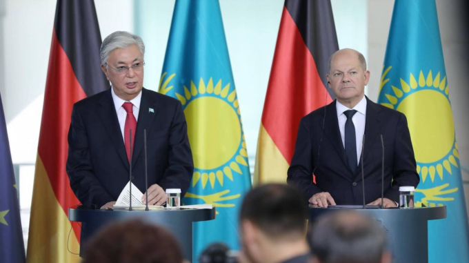 Tổng thống Kazakhstan Kassym-Jomart Tokayev (trái) và Thủ tướng Đức Olaf Scholz. Ảnh: DW