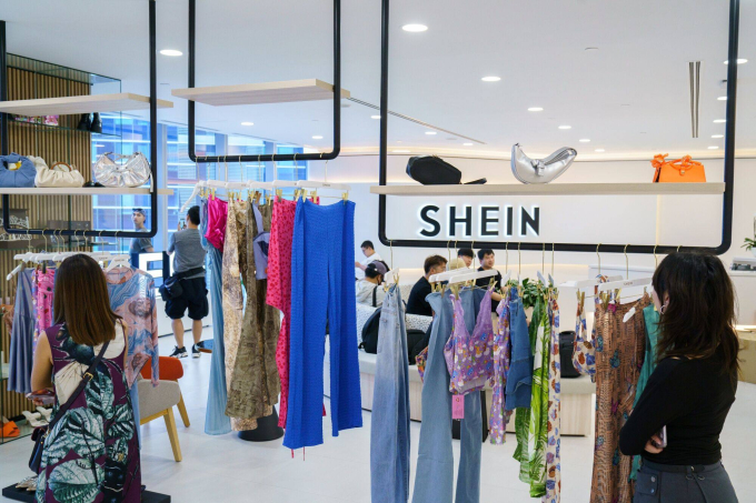 Quần áo trưng bày tại trụ sở Shein ở Singapore năm 2023. Ảnh: Bloomberg