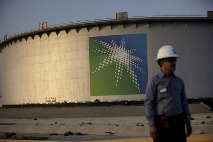 Một nhà máy lọc dầu ở Ả Rập Saudi. Doanh thu tăng thêm từ mặt hàng này khiến Ả Rập có thể đầu tư cho những dự án quy mô lớn. Ảnh: Bloomberg