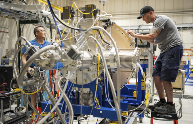 Tại Phòng thí nghiệm Quốc gia Sandia ở New Mexico, các nhân viên đã bắt đầu lắp ráp bộ phun chùm tia điện tử năng lượng cao được coi là bộ phận phức tạp nhất của dự án. Ảnh: AP