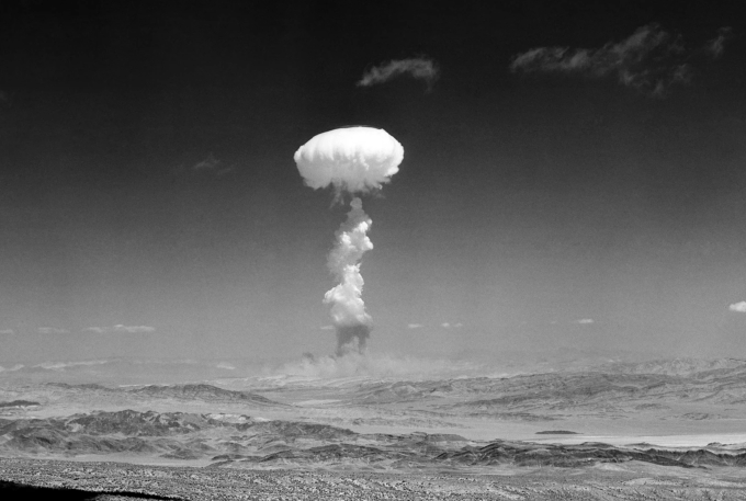 Vào những năm 1950 đến đầu những năm 1960, các vụ nổ đã khiến những đám mây hình nấm bay cao lên bầu trời phía trên sa mạc New Mexico và Nevada. Ảnh: AP