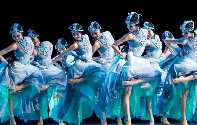 Các vũ công của Đoàn ca múa dân tộc Evergrande trong một buổi biểu diễn. Ảnh: Sohu