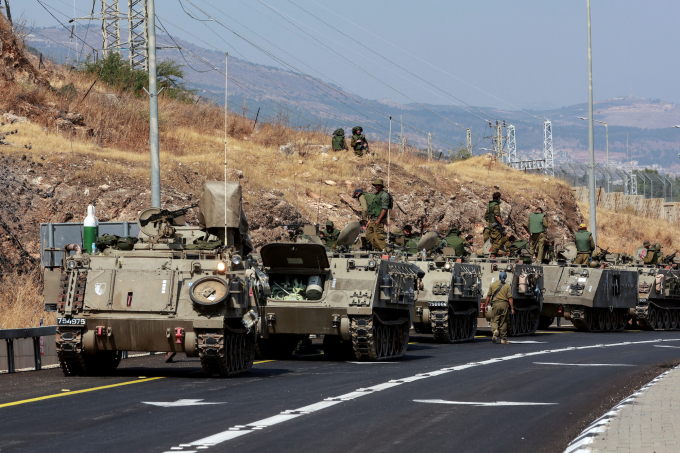 Đoàn xe bọc thép của Israel di chuyển trên con đường gần biên giới với Lebanon hôm 9/10. Ảnh: Reuters