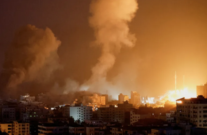 Khói và lửa bốc lên trong cuộc tấn công của Israel nhằm vào dải Gaza. Ảnh: Reuters
