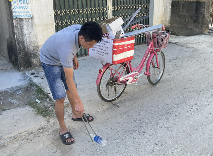 Cứ chiều muộn, anh Nguyễn Văn Nam lại rong ruổi trên chiếc xe đạp nhặt ve chai