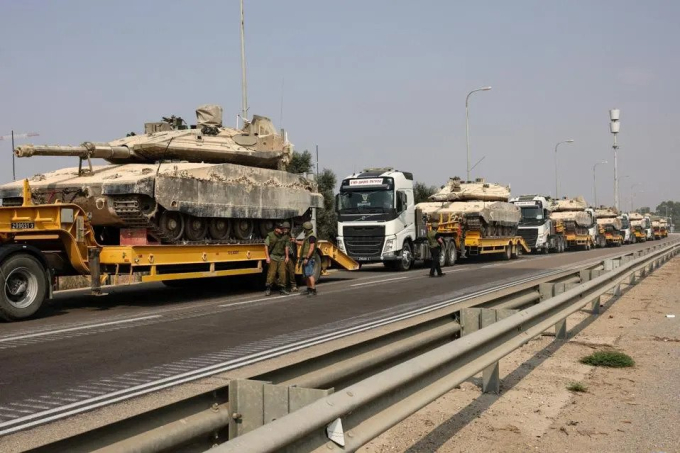 Xe tăng Israel được vận chuyển đến biên giới với Gaza hôm 8/10. Ảnh: AFP
