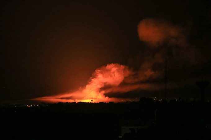 Lửa và khói bốc lên sau cuộc không kích của Israel vào Khan Yunis, Gaza. Ảnh: Anadolu