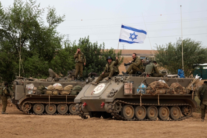 Binh sĩ Israel ngồi trên xe bọc thép ở miền nam Israel gần biên giới với Gaza. Ảnh: AFP