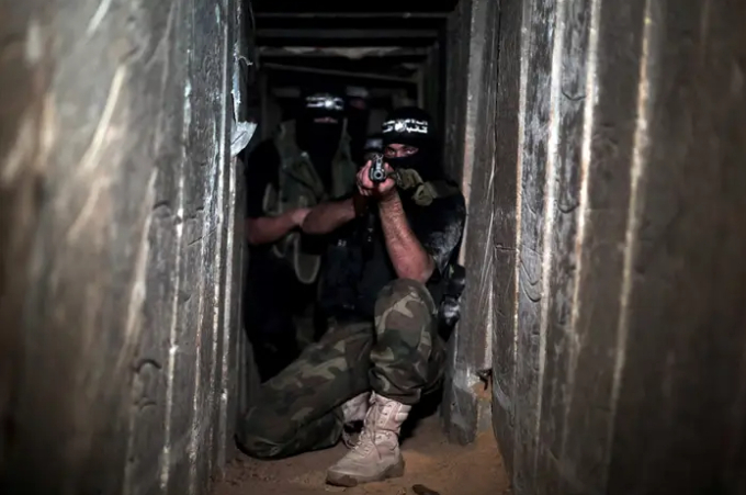 Các thành viên của lữ đoàn Izz al-Din al-Qassam - cánh quân sự của Hamas - tại một đường hầm ở khu Shujaya của thành phố Gaza vào ngày 17/8/2014. Ảnh: Getty Images