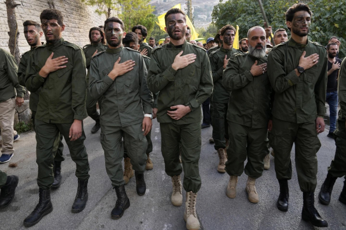 Các chiến binh Hezbollah tham gia lễ tang 2 chỉ huy thiệt mạng trong các cuộc pháo kích của Israel ngày 10/10/2023