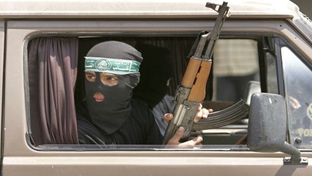   Một chiến binh người Palestine của Hamas tuần tra trên đường phố ở Gaza. Ảnh: Reuters  