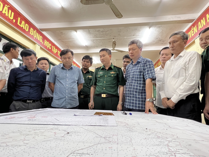Thứ trưởng Bộ NN&PTNT Nguyễn Hoàng Hiệp nhấn mạnh, cần tận dụng 'thời gian vàng', làm mọi cách để cứu vớt các ngư dân (Ảnh: VGP)