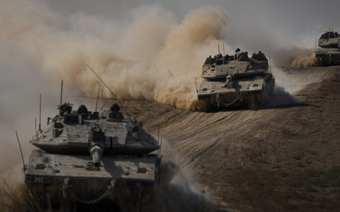 Xe tăng Israel tập kết gần Dải Gaza. Ảnh: AP