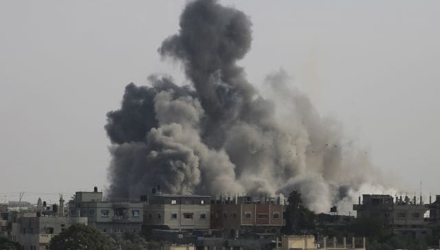   Khói bốc lên từ vụ nổ do cuộc không kích của Israel ở biên giới giữa Ai Cập và Rafah ở Dải Gaza. Ảnh AP  