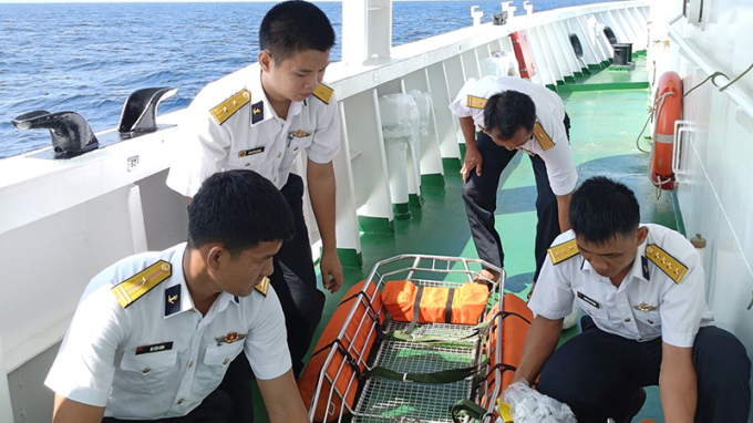 Bộ Tư lệnh Hải quân điều động tàu và lực lượng quân y đến các khu vực hai tàu cá bị chìm (Ảnh: Hải quân VN)