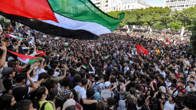 Người biểu tình phản đối vụ tấn công bệnh viện Dải Gaza Ảnh: France 24 