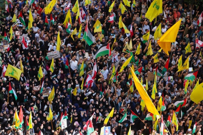 Người ủng hộ Hezbollah xuống đường biểu tình. Ảnh: Reuters