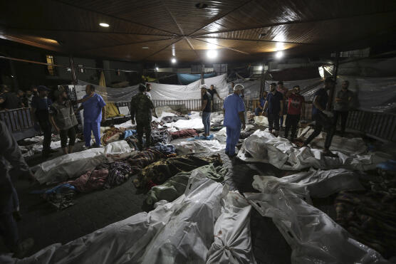 Thi thể của những người Palestine thiệt mạng trong vụ nổ tại bệnh viện Ahli Arab được tập trung tại sân trước của bệnh viện al-Shifa, ở thành phố Gaza, vào ngày 17 tháng 10 năm 2023. Ảnh: AP