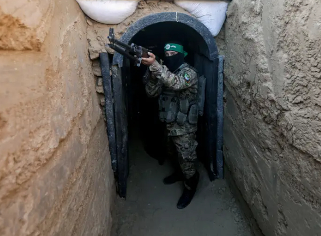 Một chiến binh Hamas trong đường hầm ở Dải Gaza. Ảnh: Getty