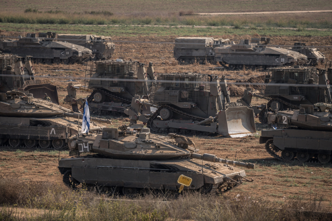 Xe quân sự của Israel tại điểm tập kết. Ảnh: NYT