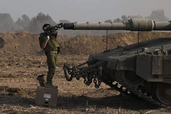 Xe tăng ở biên giới Israel với Dải Gaza. Ảnh: CNN