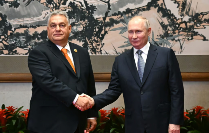 Tổng thống Nga Vladimir Putin và Thủ tướng Hungary Viktor Orban hội đàm tại Trung Quốc ngày 17/10. Ảnh: AFP