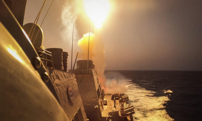 USS Carney phóng tên lửa đánh chặn mục tiêu ở Biển Đỏ đêm 19/10. Ảnh: Hải quân Mỹ