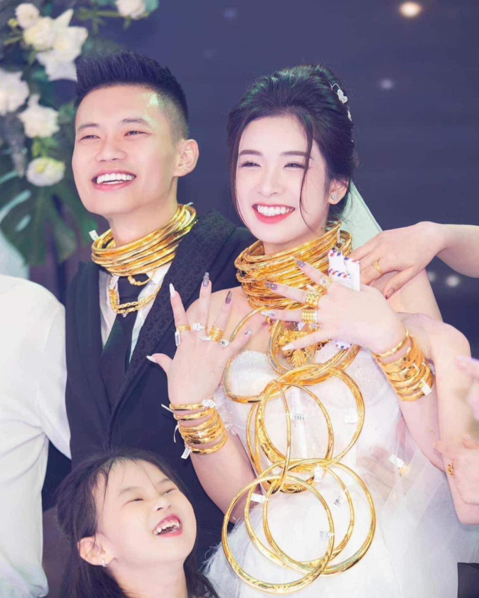 Cô dâu Thanh Hóa đeo vàng 