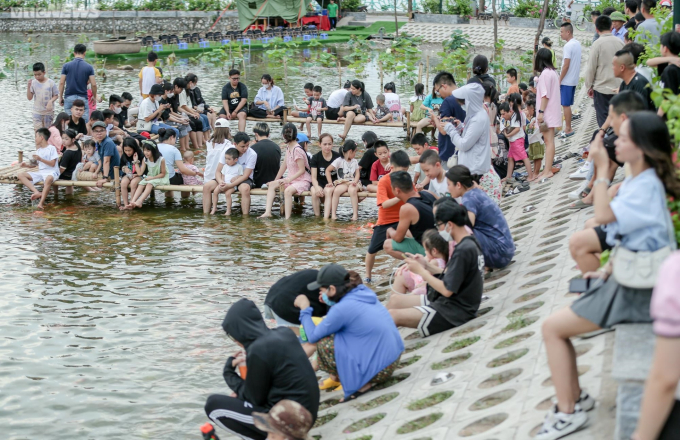   Hồ cá koi thu hút rất đông người dân Thủ đô, nhất là các gia đình có con nhỏ. Ảnh: VTC News  