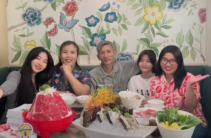 Ông Minh, bà Quyên và 3 con gái