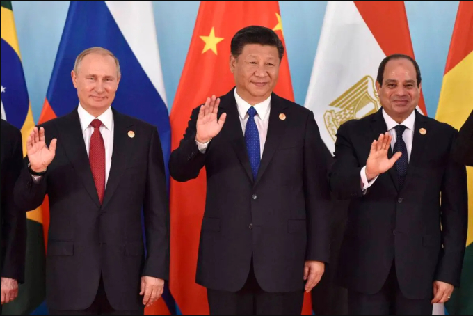 (Từ trái sang phải) Tổng thống Nga Vladimir Putin, Chủ tịch Trung Quốc Tập Cận Bình, Tổng thống Ai Cập Abdel-Fattah el-Sisi chụp ảnh bên lề cuộc họp của nhóm BRICS. Ảnh: AFP